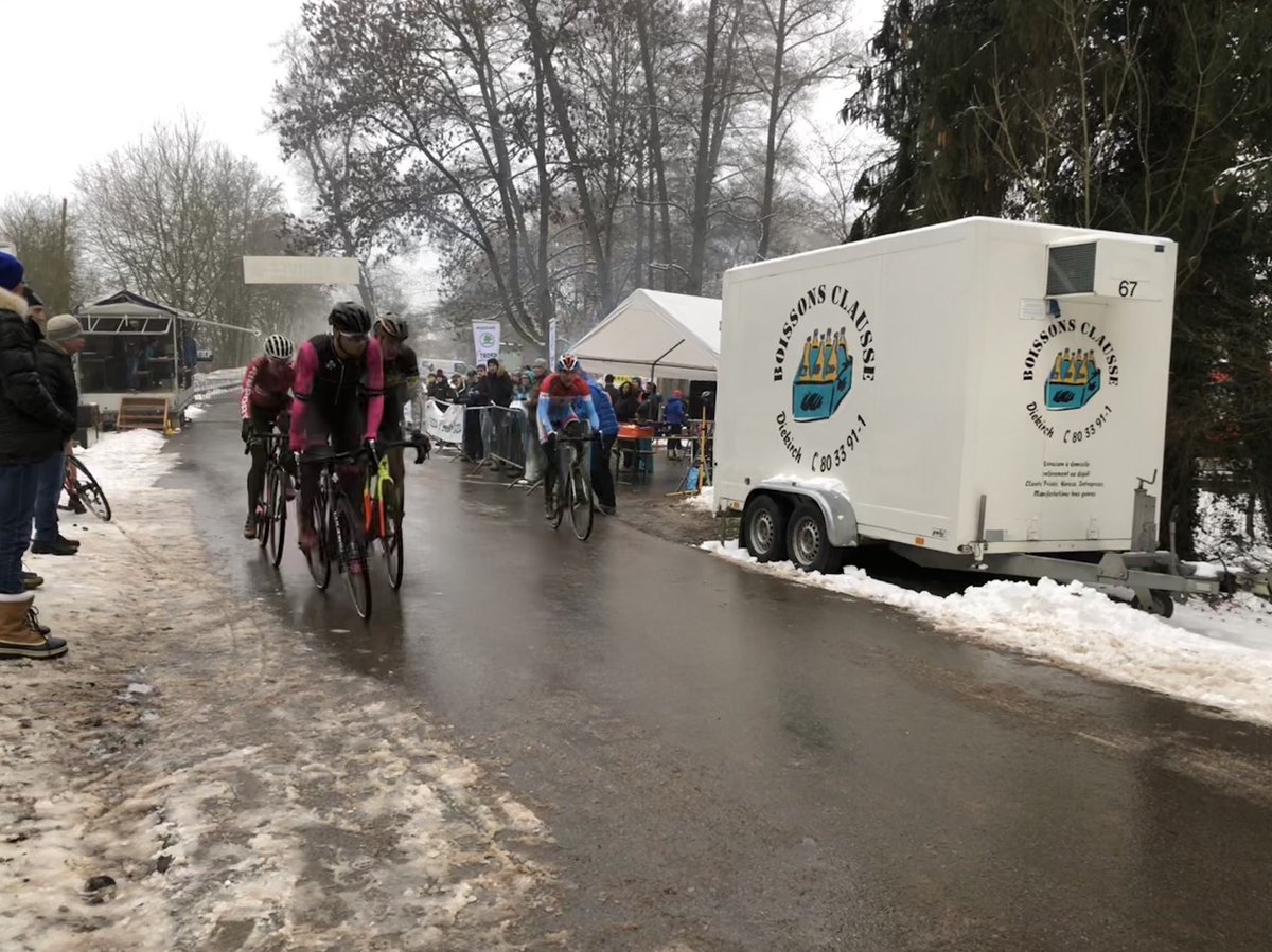 DucalSports's tweet photo. CX de Warken : 3ème tour 
Espoirs/Élites : 50 min

Groupe de tête 

Thiltges Scott 
Dias dos Santos Vincent 
@KessNicolas 
Reichling Lex
Schreiber Félix 
@LoicHnx 

Course très tactique et ils roulent en peloton https://t.co/jugnfLI8ZW