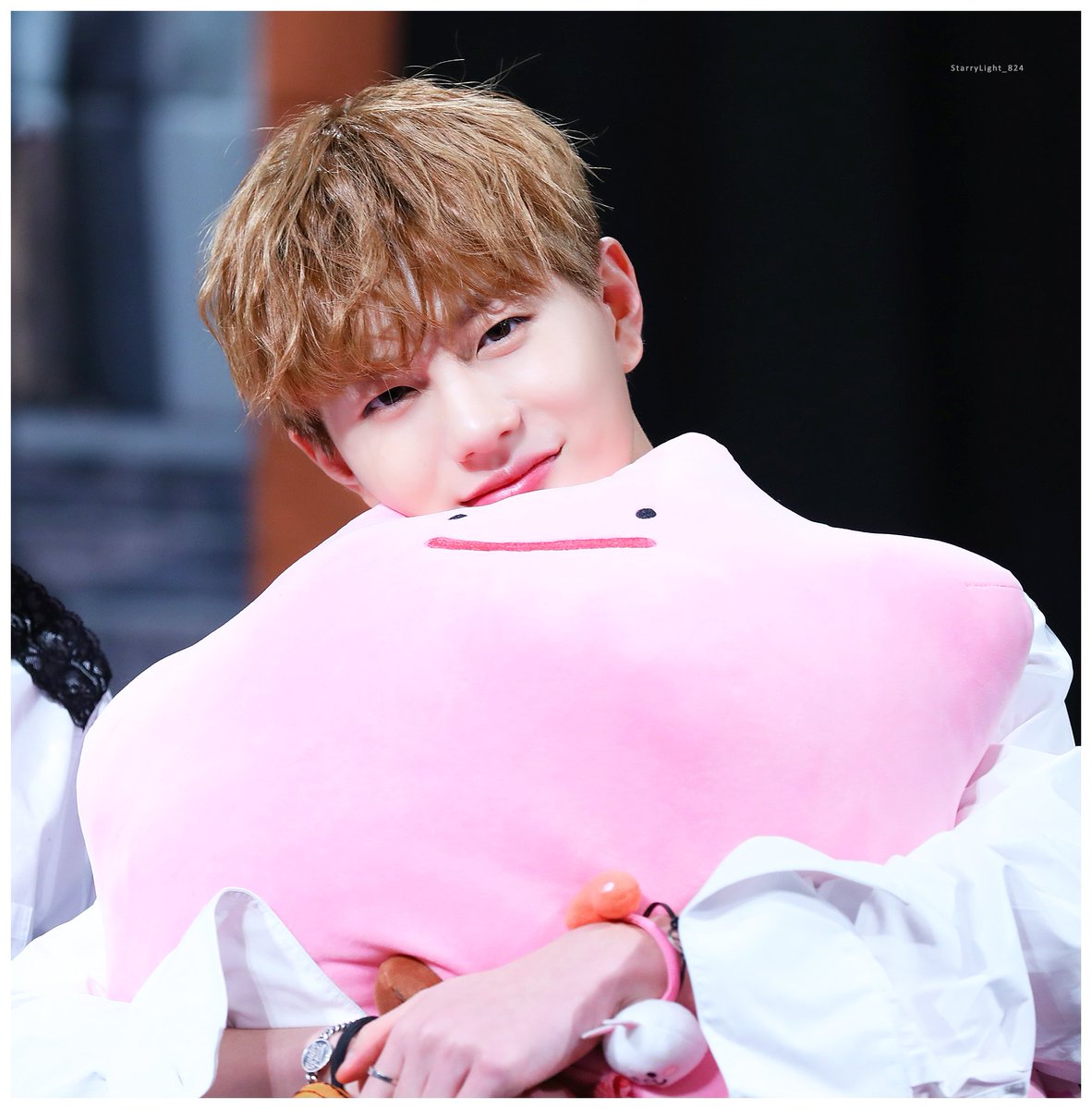 StarryLight_824's tweet photo. 181208 청담아트홀

아프지말구, 건강하자 :)

#최보민 #보민 #골든차일드 #Golden_Child https://t.co/VIDvaAII9Z