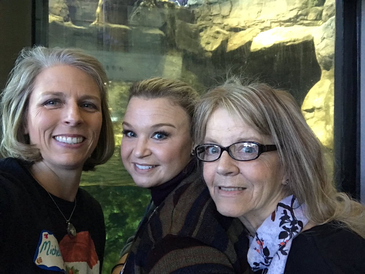 spacechelle's tweet photo. Day 3 (yesterday) of our #FestiveHolidayFun trip in #SweetHomeChicago...

@shedd_aquarium Behind the Scenes morning tour (&amp; we even made otter cupcakes!!) ✔️

Lunch at @portilloshotdog for Italian Beefs (yum!) ✔️

A visit to Cloudgate &amp; @ChicagoLions ✔️

Good times! https://t.co/4jobdgj2EV