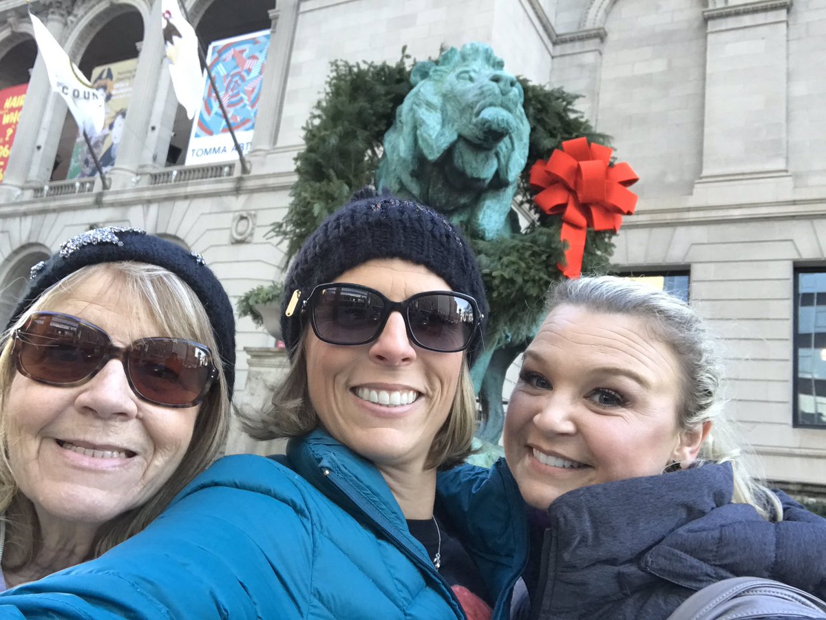 spacechelle's tweet photo. Day 3 (yesterday) of our #FestiveHolidayFun trip in #SweetHomeChicago...

@shedd_aquarium Behind the Scenes morning tour (&amp; we even made otter cupcakes!!) ✔️

Lunch at @portilloshotdog for Italian Beefs (yum!) ✔️

A visit to Cloudgate &amp; @ChicagoLions ✔️

Good times! https://t.co/4jobdgj2EV