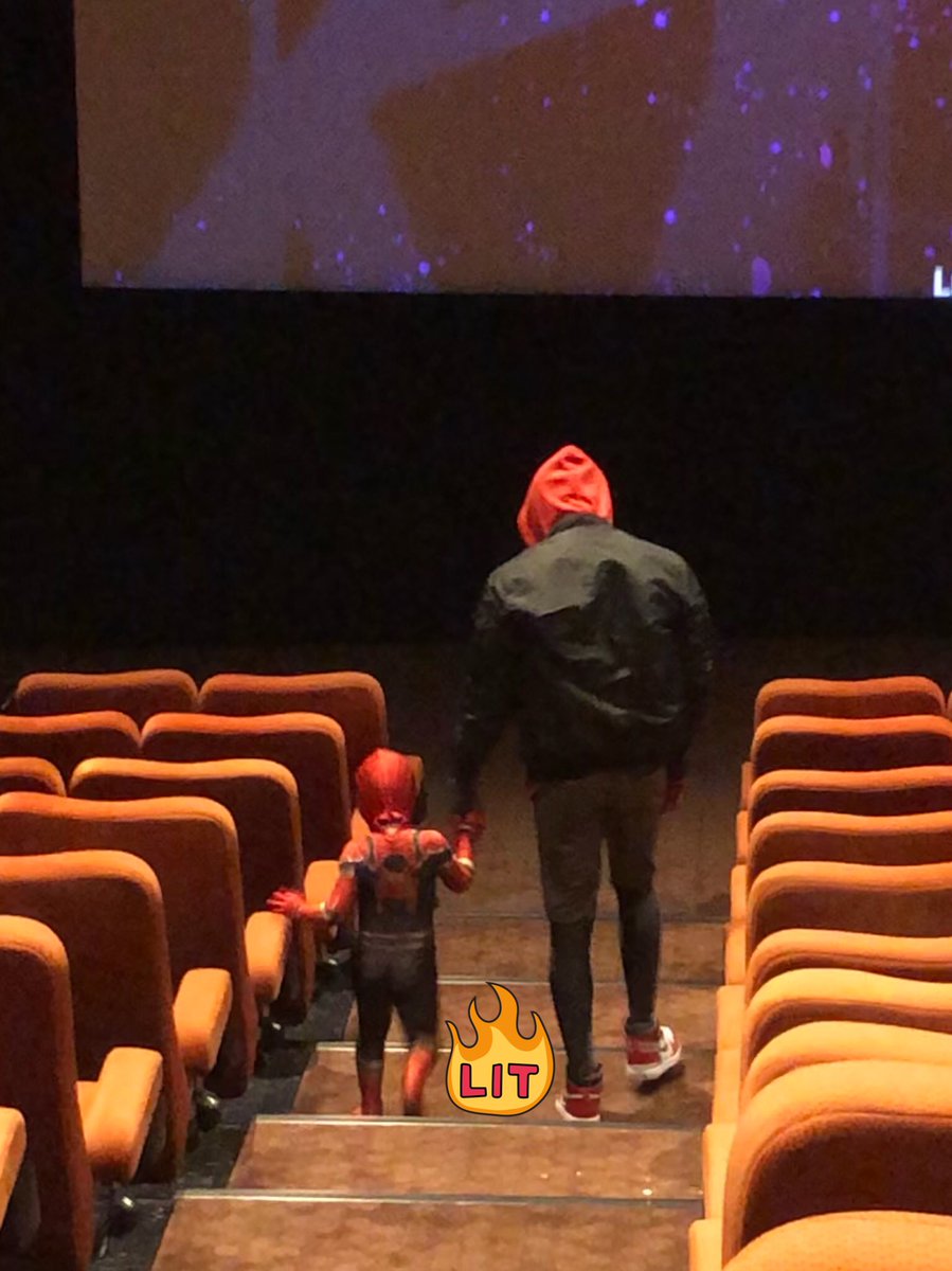 ariefr's tweet photo. Tadi nonton Spiderman: Into the Spider-Verse. Waktu nunggu post credit scene ngeliat satu keluarga pake kostum Spiderman. Bokapnya juga pake AJ1 🔥🔥🔥 https://t.co/hdD8Rgfghk