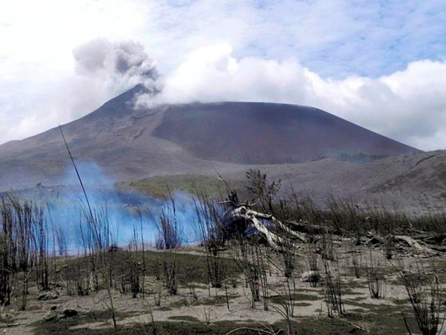 Indonesia's Soputan volcano erupts, ejecting thick ash bit.ly/2UOPyNy https://t.co/NIXIqKaNb6