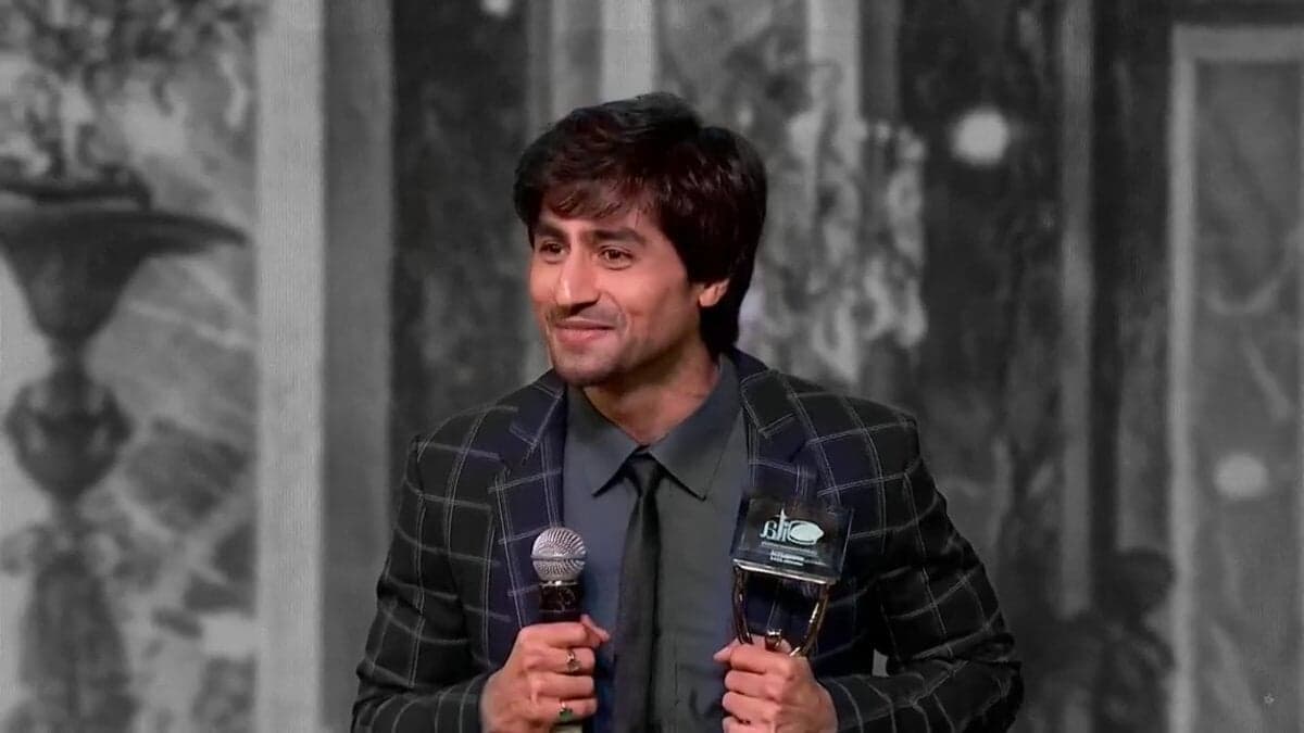 MystifiedNusi's tweet photo. because he made me PROUD effortlessly, Always, from the past last 11 yrs, thus, he deserve ths thing in his left hand!!

I vote for #HarshadChopda for #Bepannaah #TVPersonality2018  @SabrasRadio https://t.co/y9tbadMX4G