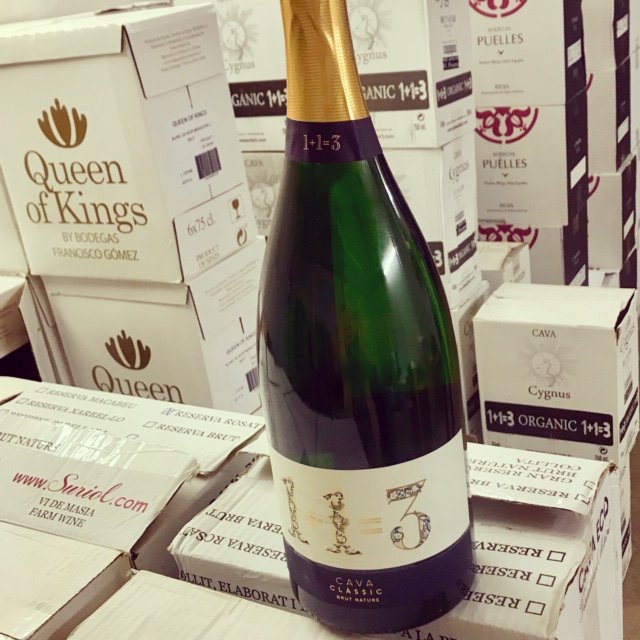 Cavakoning's tweet photo. Our line-up for sparkling days and wines for delcious celebration dinners. shop@decavakoning.nl or visit our webshop. #cava #wijn #wine #penedes #priorat #spaansewijn #spanishwines #cavaking #vinnature #ecologic #biologisch https://t.co/SwUqxF6Cuy