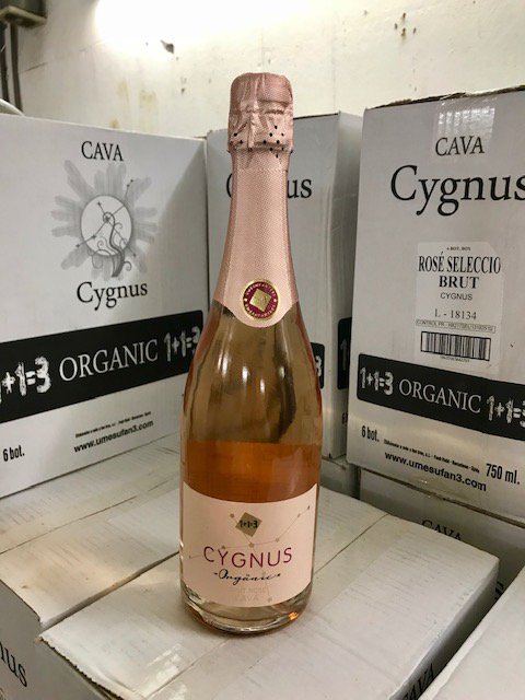 Cavakoning's tweet photo. Our line-up for sparkling days and wines for delcious celebration dinners. shop@decavakoning.nl or visit our webshop. #cava #wijn #wine #penedes #priorat #spaansewijn #spanishwines #cavaking #vinnature #ecologic #biologisch https://t.co/SwUqxF6Cuy