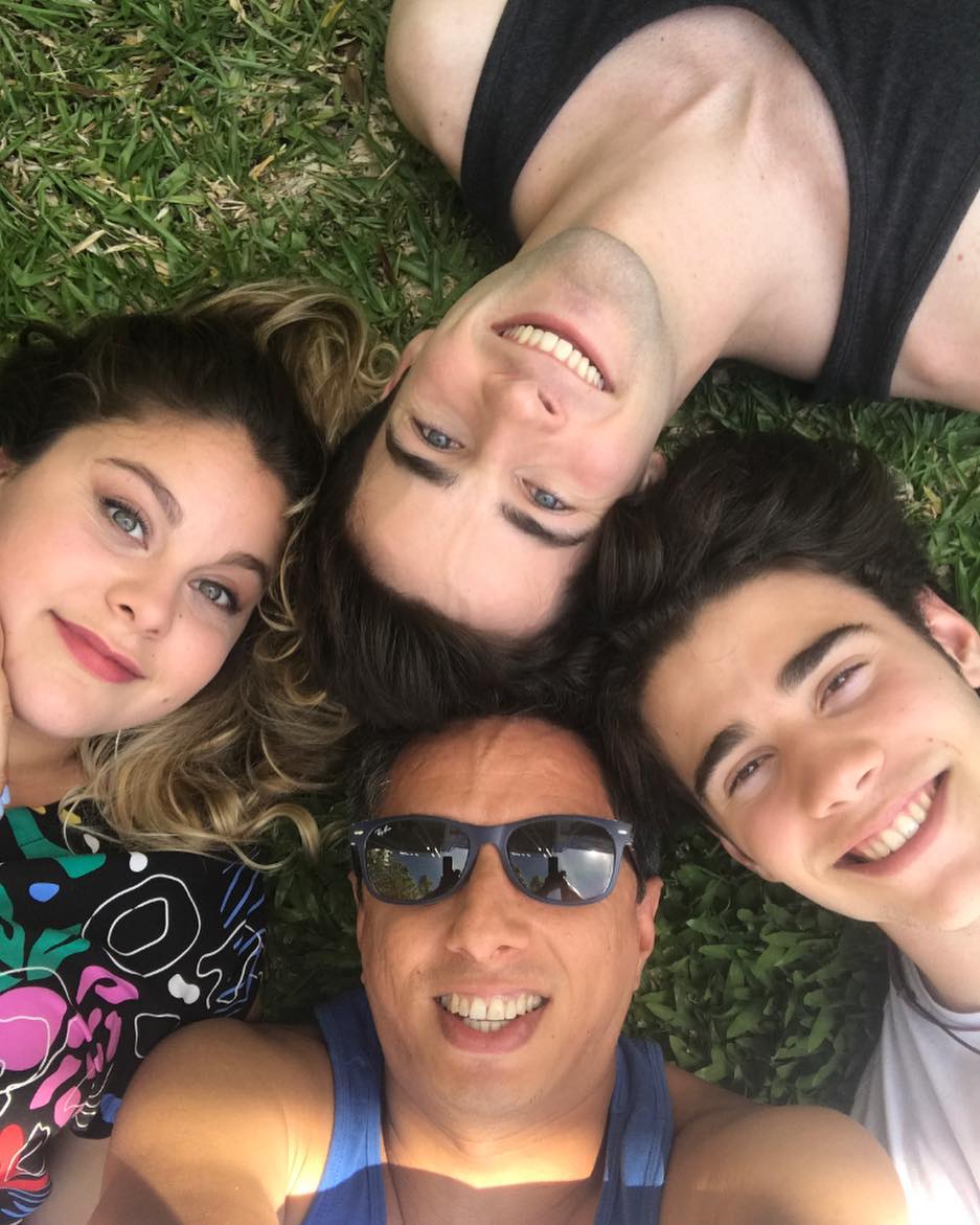 JulioPenaPL's tweet photo. [PHOTO] Sergio na Instagramie: "🌞 czas podczas lunchu z niektórymi z moich dzieci. Kocham ich! #disneybia #disneychannel #disneychannella #disneychannel_la #creativedirector #choreographer #funinthesun #argentina #disneybia2019". https://t.co/bIDQkD8yBO