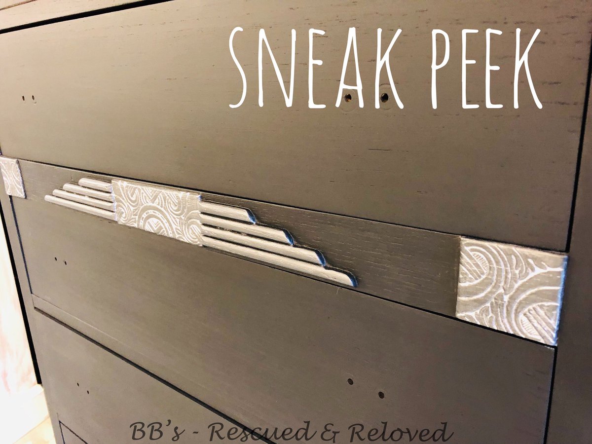 bbsrandr's tweet photo. @annabell_paint Modern Finish Pitch Black &amp; @generalfinishes Argentine Pearl Metallic glaze 🤩
.
#upcycled #upcycledfurniture #interior #furniture #designer #decor #homeinteriors #modernliving #interiordesign #refurbished #commission #bakerlite #saltash #cornwall #devon #home https://t.co/CxPJgJavB0