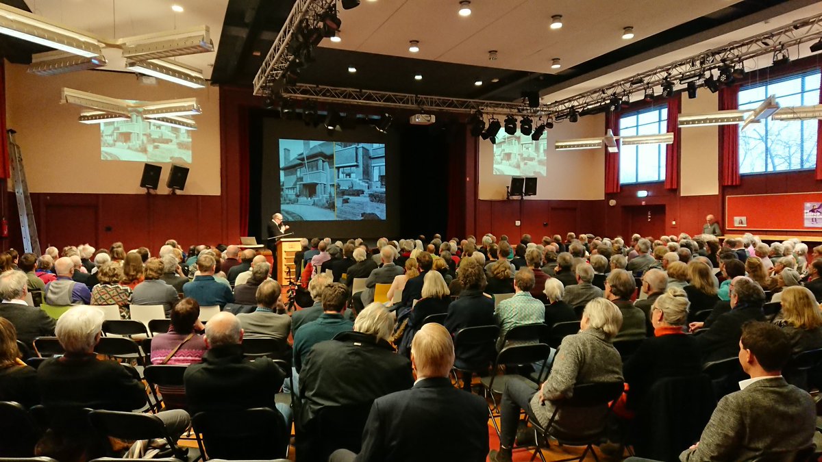 NHS100jaar's tweet photo. Kees Rouw vertelt over het werk van Co Brandes bij presentatie van zijn boek over deze bouwmeester van de Nieuwe Haagse School
@nai010 https://t.co/eA0hnDnqSY