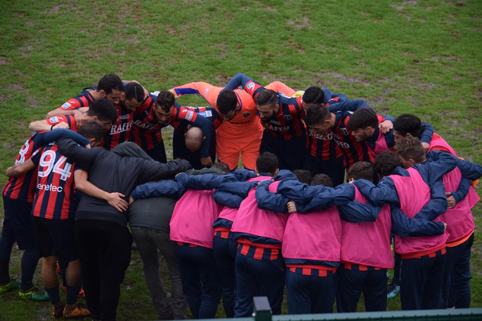 CIROVAMPO1's tweet photo. Tutti  vogliamo la Promozione Crediamoci!!! #2Fisso #Forzarossoblu #ForzaTarantoFC1927 #PomiglianoTaranto #Perlamaglia  #CuoreRossoblu #ForzaPanarelli #Vincere  #CrederCisempre #Maiarrendersi #Lottare #SerieD #Insieme #JloveTaranto #TarantoFC1927 #TarantouniCoamore ⚽️🔴🔵 https://t.co/Zt3p1Az3ko