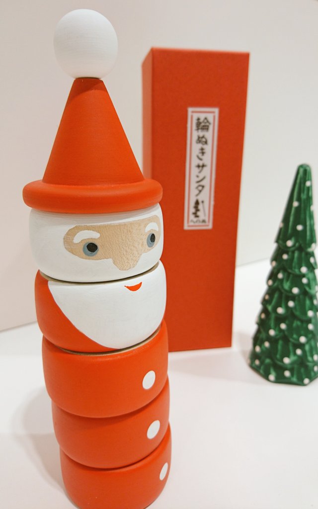 丸善名古屋本店 2f文具売場 クリスマスプレゼントにおすすめ 郷土玩具のだるま落とし をサンタさんに見立てた 輪ぬきサンタ かまわぬ 輪の断面にちょっとした仕掛けが 職人さんの遊び心がうれしいな 遊んでも飾ってもかわいいサンタさんです