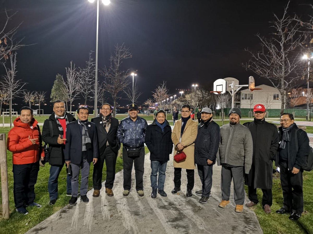 Setelah mendengarkan pidato @RT_Erdogan , bolehlah berphoto bersama. Om <a href="/fadlizon/">FADLI ZON</a> msh terasa ada ditengah barisan, stlh masa2 di kampus pernah meneguk 'hidangan' tarbiyah. 😃

#GARBI