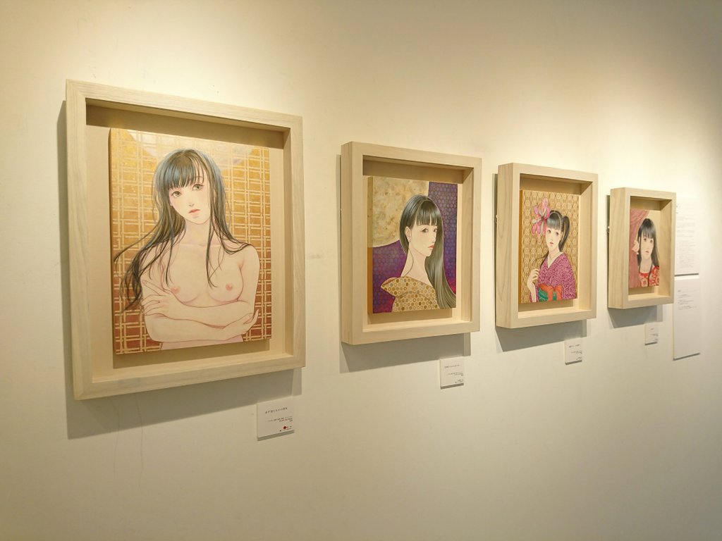 ma_____ya's tweet photo. 明日からGALLERY ART POINTにて始まる『POINT』展 #POINT2018 、搬入完了です😊✨
制作しながら本当に幸せだった、お気に入りの新作4点。光を浴びた時に見えるよう意図した色や絵肌の質感が、ART POINTさんでは見やすいかと思います😊是非、ご高覧いただけましたら嬉しいです。 https://t.co/af30Cq2XDq