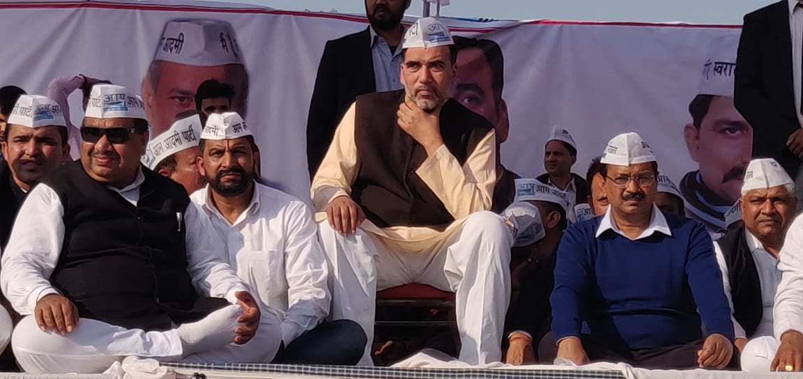 AapKaGopalRai's tweet photo. हरियाणा के सोनीपत में शहीद यशवीर मलिक और शहीद आनन्द सिंह के सम्मान में आयोजित @ArvindKejriwal जी की स्कूल-अस्पताल रैली में हरियाणा बदलाव की लहर। https://t.co/EvrtJQtBX4