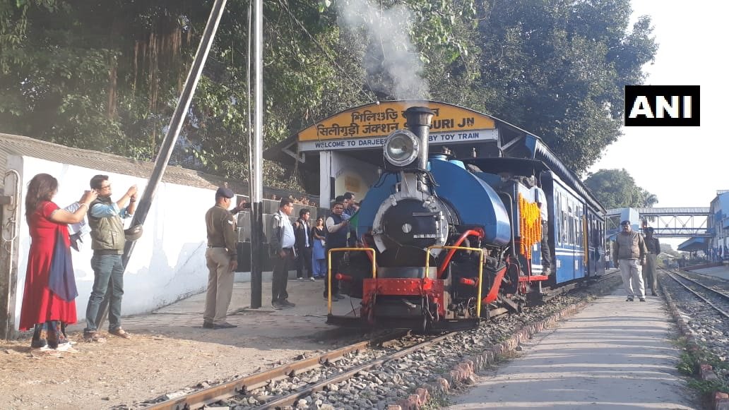 Siliguri: Darjeeling Himalayan Railway (DHR) starts evening toy train service between Siliguri and Rongtong Junctions. #WestBengal