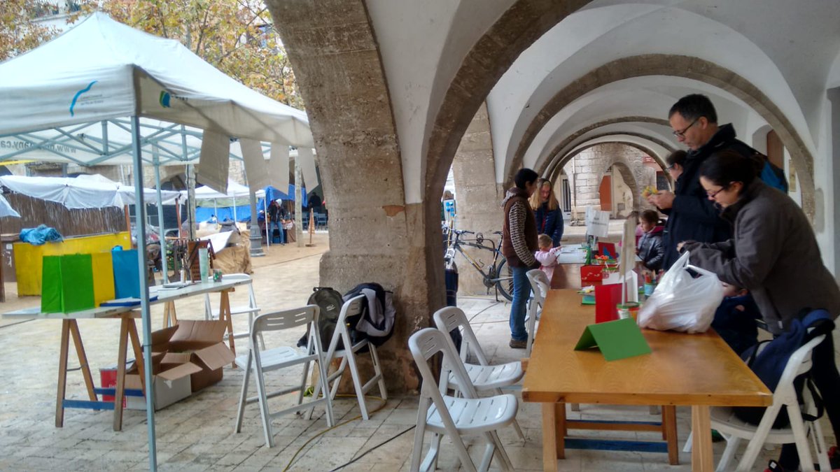 separesplaestan's tweet photo. Avui, malgrat la pluja, continuem amb els tallers d'ornaments de Nadal i el punt informatiu de la recollida selectiva al #PladelEstany
#Separes? #nohihaexcuses https://t.co/4pDY66rN1h