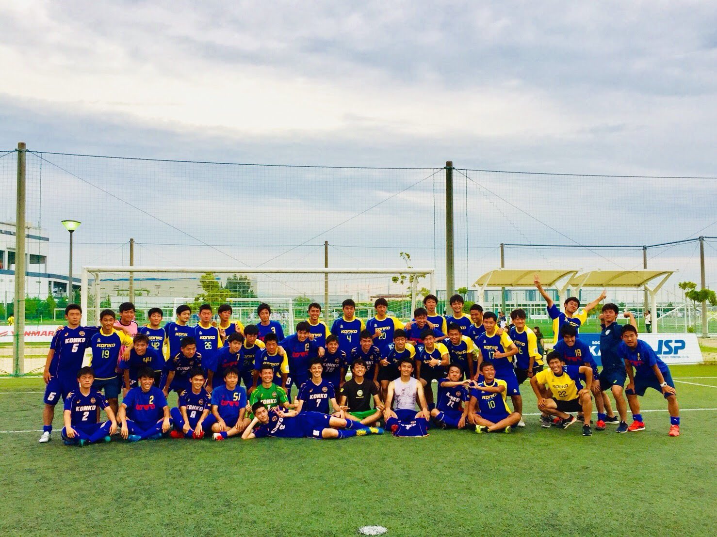 ﾂﾉﾘｭｳ 金光大阪サッカー部 引退しました 最高の仲間 指導者 保護者と高みを目指して取り組んだ3年間はかけがえのない財産です みんなのキャプテン出来て良かった 改めて自分は世界一の幸せもんやなと みんなありがとう 愛してる 金光サッカー部