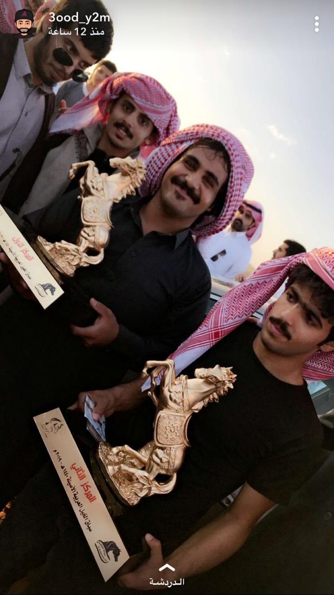 أحد فرسان الحضن عمار آل جالي قاد الجياد المشاركة وظفر بالركز الأول على صهوة الجواد: (غزوان) للمالك: صالح بن حمد ال منصور
والمركز الثاني الخيال ناصر بن حمد الصقور  بالحصان ( مبدا) للمالك ناصر بن حمد الصقور

#نجران_الان 
#الحضن_نيوز