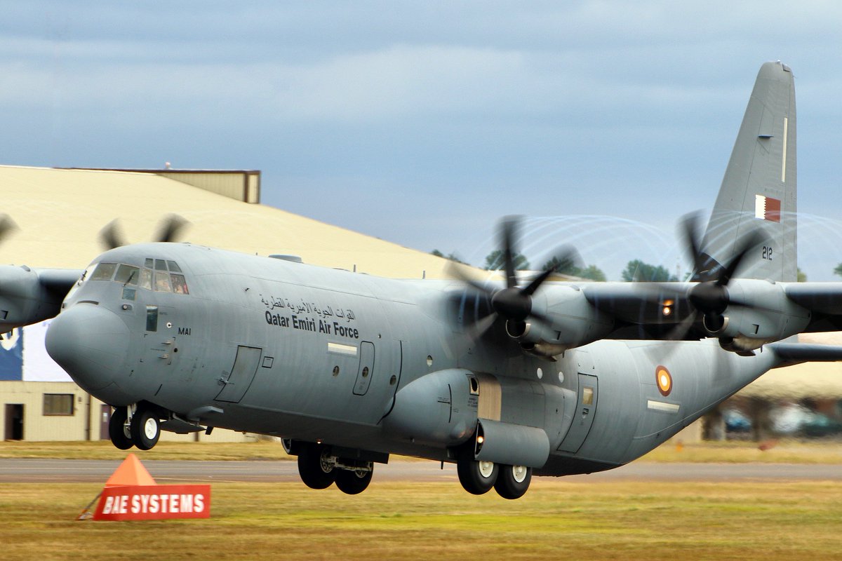 5472_nde's tweet photo. 12 Squadron of #QatarAF quite busy this morning over Qatar 1055z:
LHOB02 MAP C17A
LHOB1 MAN C17A
DEMA1 MAI C130J
DEMA124 MAK C130J https://t.co/7KBdJLjQZm