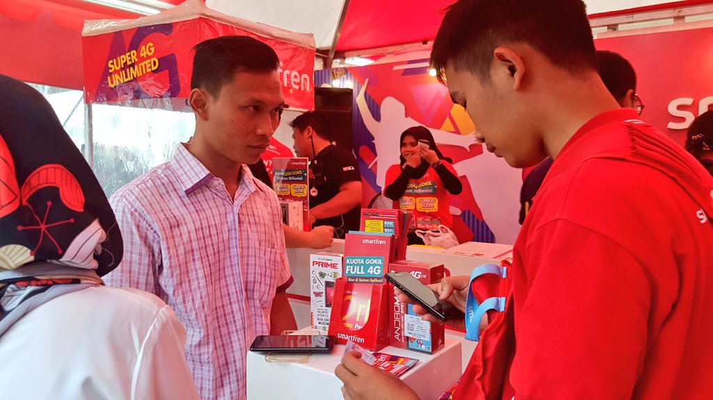 smartfrenworld's tweet photo. Penawaran promo akhir tahun pun masih ada, Millennials. Ayo dapetin berbagai produk Smartfren dengan harga yang fantastis! #Sweet17TRANSMEDIA #SmartfrenDay #GoUnlimited https://t.co/3tNBY6WFp1