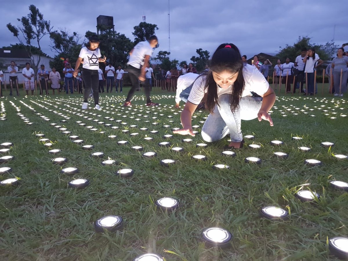 METcommunity_US's tweet photo. Brightening faces of the off-grid community in San Juan, who witnessed the light-up activation and received 2,000 solar lanterns as a part of the global campaign. #ZayedSustainabilityPrize’s #GuidingLight has reached Bolivia;  Follow the journey through: @ZSP_EN https://t.co/6AJGB0dvLn