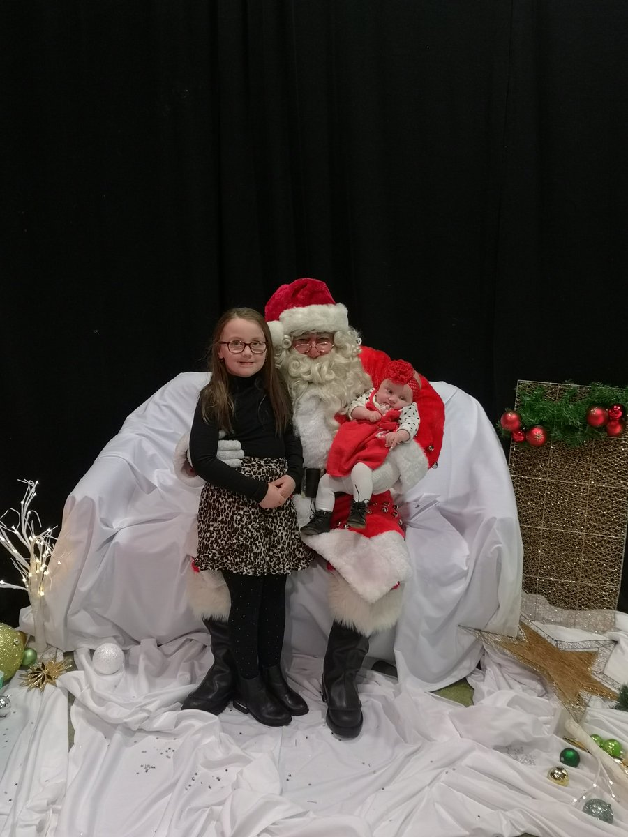 McCartanKevin's tweet photo. @celticparkevent niamh and kieva #kerrydalechristmas https://t.co/DmaSBjfFu4