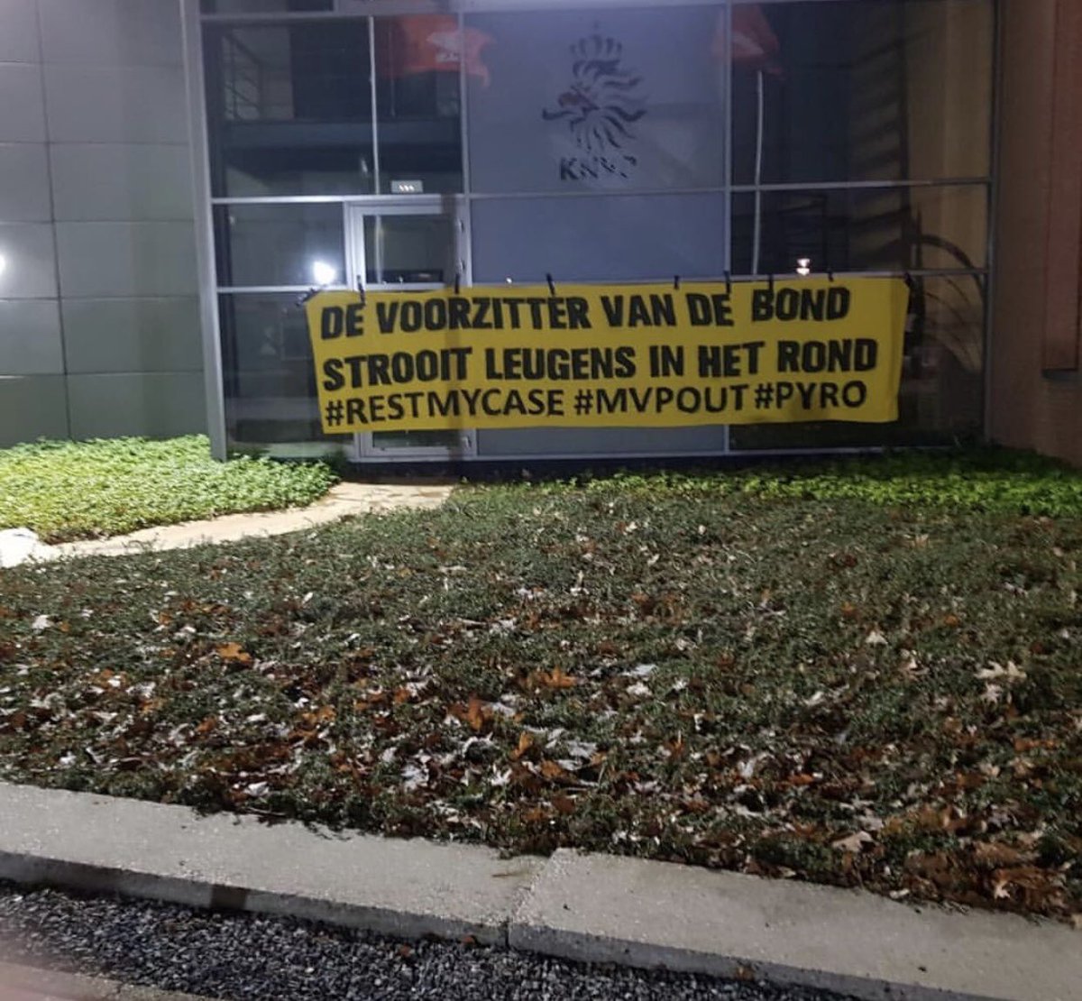 VoetbalUltras's tweet photo. Het is vandaag een mooie dag om de hastag #MVPOUT te verspreiden! #MVPOUT @MichaelvanPraag https://t.co/D9P0mANXnR