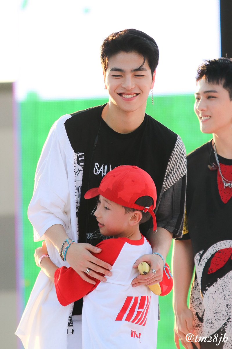 Big baby with a small baby  #JUNHOE  #JUNE  #iKON  #구준회  #준회  #아이콘  #ジュネ