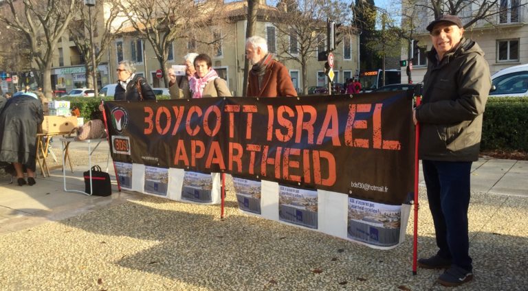 Campagnebds's tweet image. Article d&apos;@objectifgard sur l&apos;action visant l’assureur @AXA complice du régime d&apos;apartheid israélien, vendredi dernier à Nîmes, dans le cadre de la semaine de mobilisation nationale de la Campagne BDS France. bit.ly/2GjTvq6
#AXAComplicity #EmbargoContreIsraël