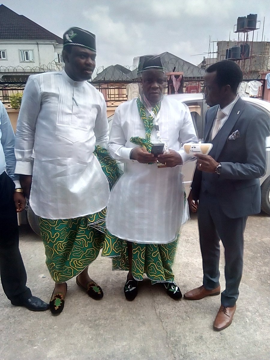 DrJayeoluwa's tweet photo. The Nigeria Medical association had a meeting in Uyo and was privileged to make a presentation on democratisin/reimagining cardiovascular care with #Kardioscreen . ECG device that increases the reach of the few cardiologist across the nation and . #pinksocks @dshifrin @EricTopol https://t.co/NgAHRCuwWk