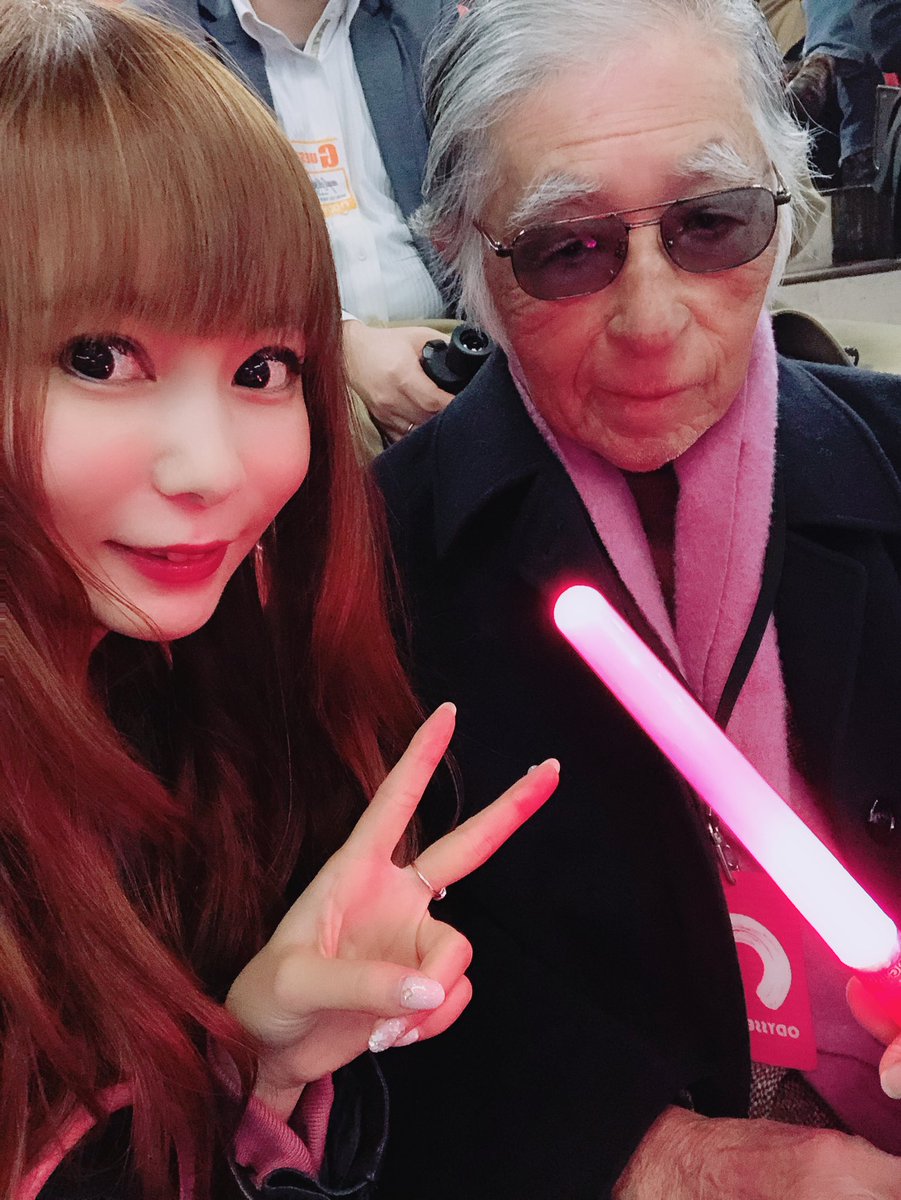 藤子不二雄🅰️先生と隣同士ではるなんを応援！先生、サイリウムガンガン振ってました！わしが最年長参戦記録だ！ておっしゃっている！