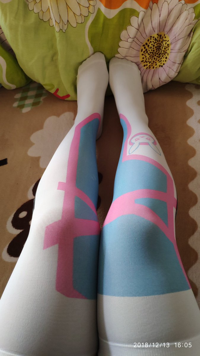 主人让试新袜子，然后让带上尾巴～