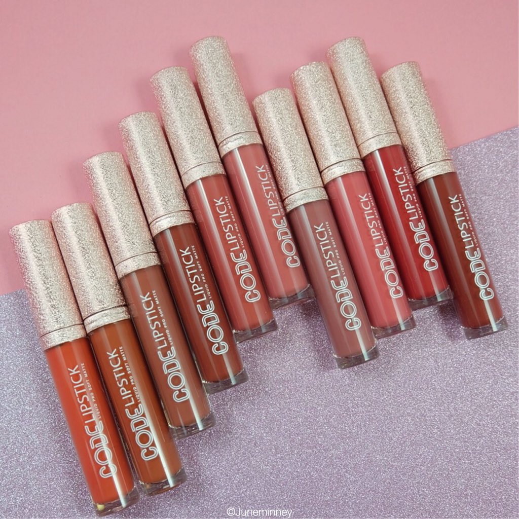 juneminney_'s tweet photo. Codeก็ออกลิปแมทตัวใหม่มา10สีเลย ลิปค่อนข้างแมท ติดทนได้ดีเลย จูนชอบวินาทีการทาช่วงแรกๆ ลิปจะเป็นสีแบบฉ่ำๆวาวๆ (สวอชที่มือและปากถ่ายตอนทาแรกๆ) แต่ผ่านไปสักพักลิปจะเริ่มเซ็ตตัวเป็นเนื้อแมทและก็ไม่สีฉ่ำๆแล้ว ลิปมีกลิ่นขนมๆ ราคา129บาท พิกัด@CastleCBkk #ไว้รีวิวห้ามขายของของโว้ยย https://t.co/FnQ4PWo9kz