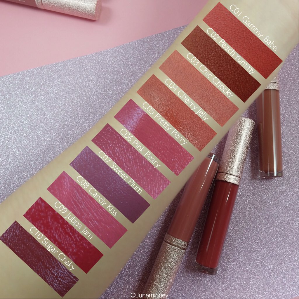 juneminney_'s tweet photo. Codeก็ออกลิปแมทตัวใหม่มา10สีเลย ลิปค่อนข้างแมท ติดทนได้ดีเลย จูนชอบวินาทีการทาช่วงแรกๆ ลิปจะเป็นสีแบบฉ่ำๆวาวๆ (สวอชที่มือและปากถ่ายตอนทาแรกๆ) แต่ผ่านไปสักพักลิปจะเริ่มเซ็ตตัวเป็นเนื้อแมทและก็ไม่สีฉ่ำๆแล้ว ลิปมีกลิ่นขนมๆ ราคา129บาท พิกัด@CastleCBkk #ไว้รีวิวห้ามขายของของโว้ยย https://t.co/FnQ4PWo9kz