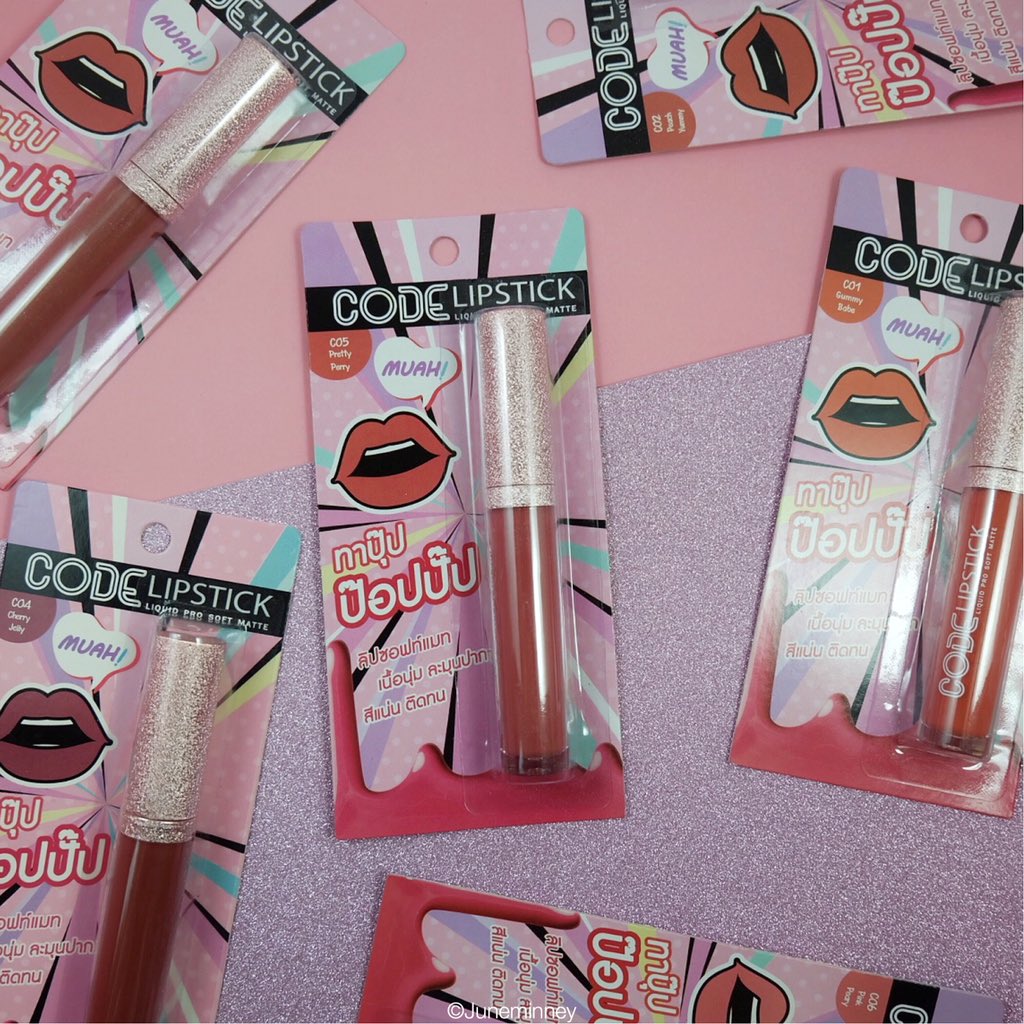 juneminney_'s tweet photo. Codeก็ออกลิปแมทตัวใหม่มา10สีเลย ลิปค่อนข้างแมท ติดทนได้ดีเลย จูนชอบวินาทีการทาช่วงแรกๆ ลิปจะเป็นสีแบบฉ่ำๆวาวๆ (สวอชที่มือและปากถ่ายตอนทาแรกๆ) แต่ผ่านไปสักพักลิปจะเริ่มเซ็ตตัวเป็นเนื้อแมทและก็ไม่สีฉ่ำๆแล้ว ลิปมีกลิ่นขนมๆ ราคา129บาท พิกัด@CastleCBkk #ไว้รีวิวห้ามขายของของโว้ยย https://t.co/FnQ4PWo9kz