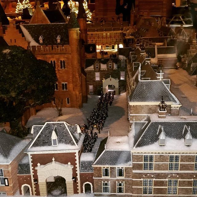 MarcvanHedel's tweet photo. Nederland is prachtig als het sneeuwt! #binnenhof https://t.co/eGRDrN0feH https://t.co/BbcTjC52Pz