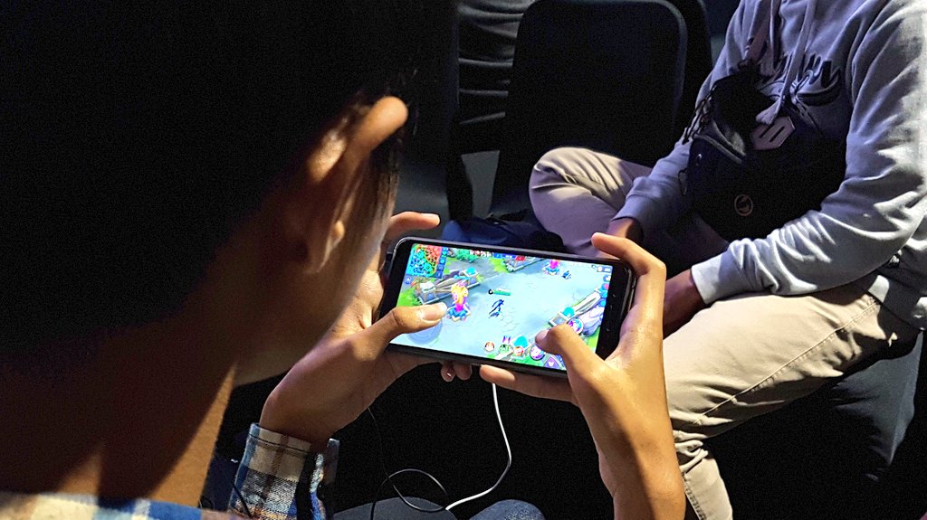 smartfrenworld's tweet photo. Mobile Legends Competition juga masih ada nih di hari terakhir #Sweet17TRANSMEDIA. Hadiah total 60juta masih menjadi perebutan para tim ini. Yuk ikut #MabarUnlimited, lokasinya persis di sebelah booth Smartfren! #SmartfrenDay #GoUnlimited https://t.co/fE4uFNmIbD