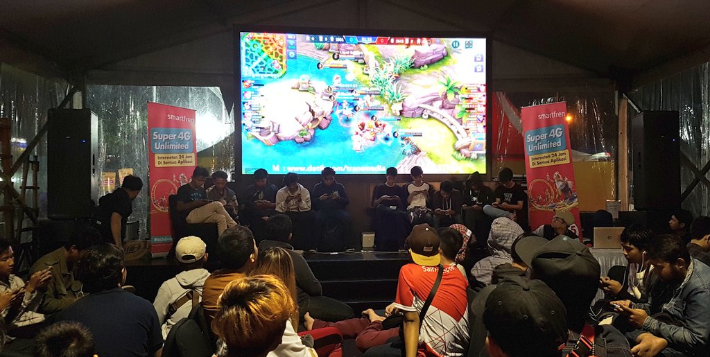 smartfrenworld's tweet photo. Mobile Legends Competition juga masih ada nih di hari terakhir #Sweet17TRANSMEDIA. Hadiah total 60juta masih menjadi perebutan para tim ini. Yuk ikut #MabarUnlimited, lokasinya persis di sebelah booth Smartfren! #SmartfrenDay #GoUnlimited https://t.co/fE4uFNmIbD