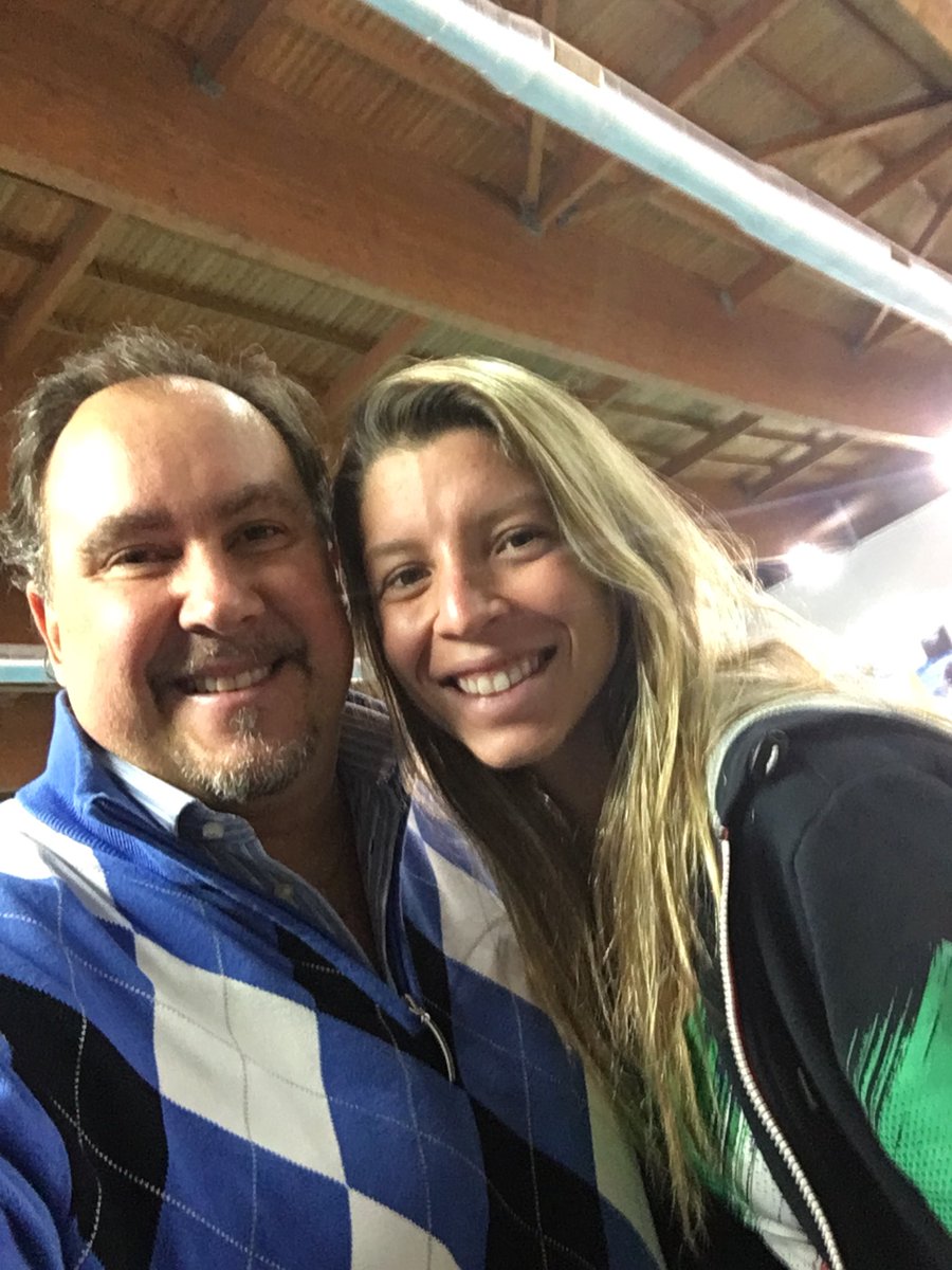 dariodigennaro's tweet photo. #Superselfie con la bomber del #Setterosa Izabella #Chiappini, un dolce affascinante mix di discrezione italiana e mistero brasiliano 🇮🇹💙🇧🇷 #7rosa #pallanuoto #waterpolo
Obrigado Iza! https://t.co/EXFNRevYT0