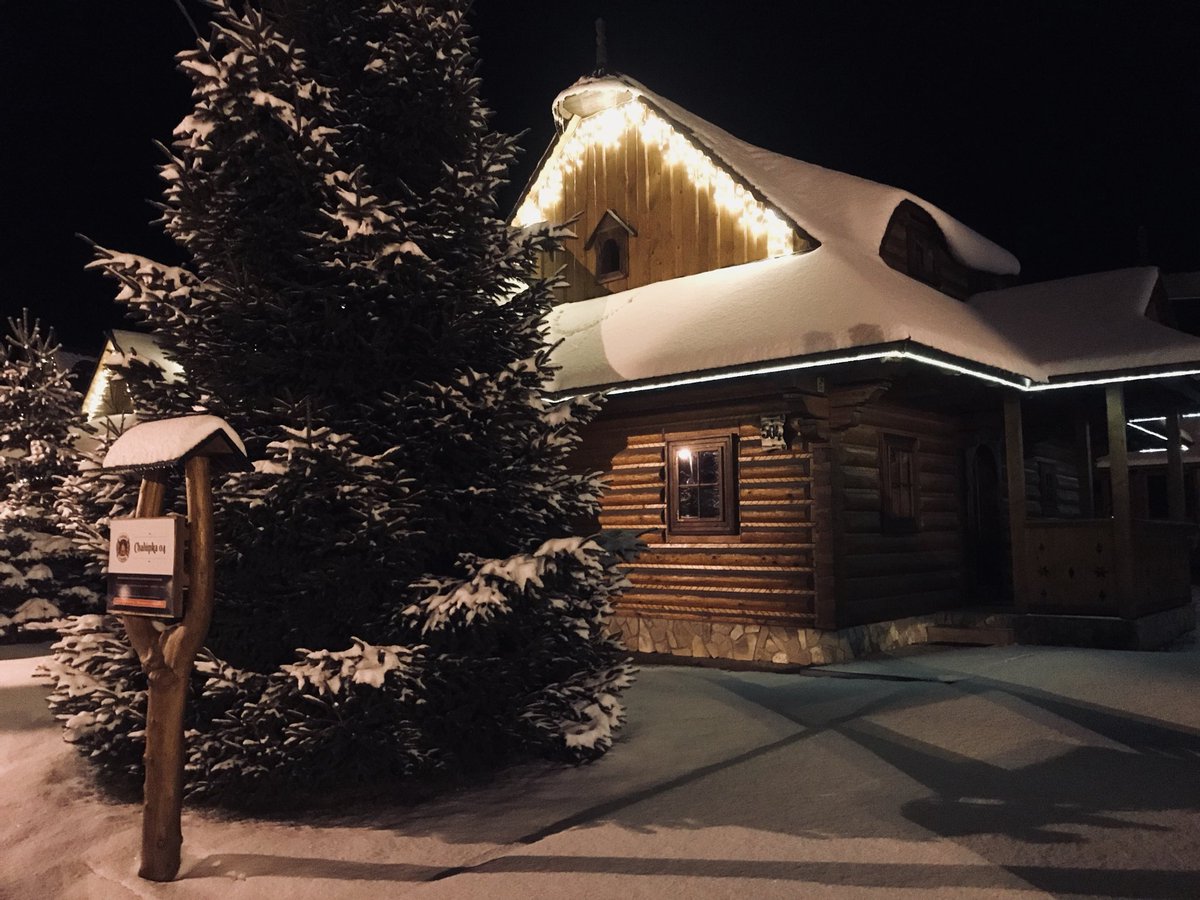 chalupky_sk's tweet photo. Objednaný sniežik ❄️ dnes dorazil, stromčeky 🎄v chalúpkach sme ozdobili a už sme aj privítali hostí 🤝na zimné týždňové 📆 pobyty. Aký pondelok ste dnes mali Vy? #chalupkyubabky #winter #zima #liptov #virivka #sauna #snow #wellness #dnescestujem #guestloveus https://t.co/b9SJX2yOIn