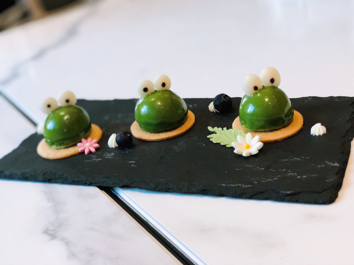 ShuChenCuff's tweet photo. 3 little frogs 🐸🐸🐸😄😄 #goodtime #frog #dessert #girls #girlfriends #friends #women #ladies #mochi #greentea #green #food #finefood #bigeyes #eyes #hopping #hoppingfrog https://t.co/TvYTNOyStx