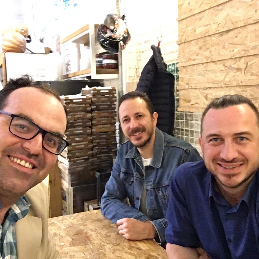 Bugun <a href="/mindsetinstitu/">mindset institute</a> ITUSEM Dijital Pazarlama egitimlerinde sadece uzmanliklariyla degil karakterleriyle de dostluklarina sahip olmaktan cok mutlu oldugum <a href="/hakanakben/">Hakan Akben</a> ve <a href="/hasanbasusta/">Hasan</a> ile sohbet ettik dertlestik. 
Hayat ayni dusundugun dostlarla guzel iyiki varlar ;)