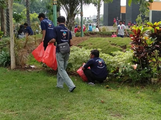 korcambangil's tweet photo. Kegitan rutin hari minggu ILKP korcam bangil senam aerobic dan bersih sampah alun-alun bangil. https://t.co/Nr7aWaQy2b
