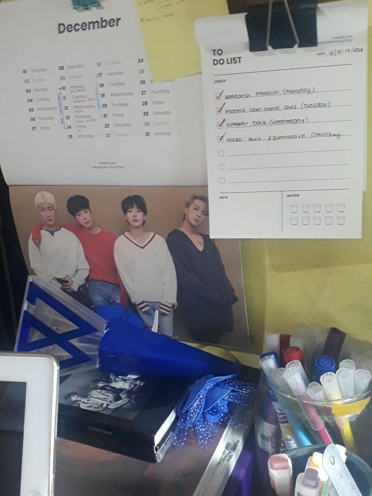 kimbapcat's tweet photo. The feeling of WINNER secretly judging you while your short attention span mind wanders while studying.#SorryNaPo 🙏🙏 https://t.co/1bFe8WNr20