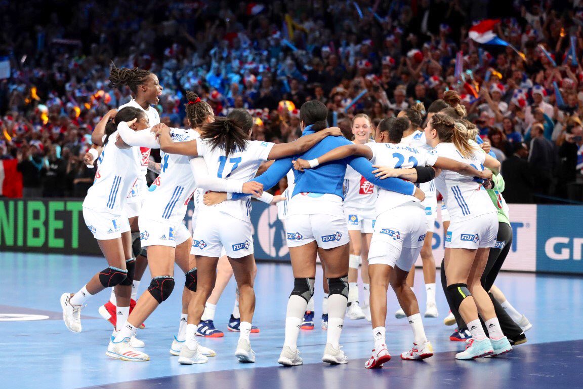 equipedefrance's tweet image. Nous sommes tous derrière l’Équipe de France Féminine de Handball qui dispute la Finale de l’Euro à 17h30 sur @TF1 ! 👊🇫🇷 @ffhandball