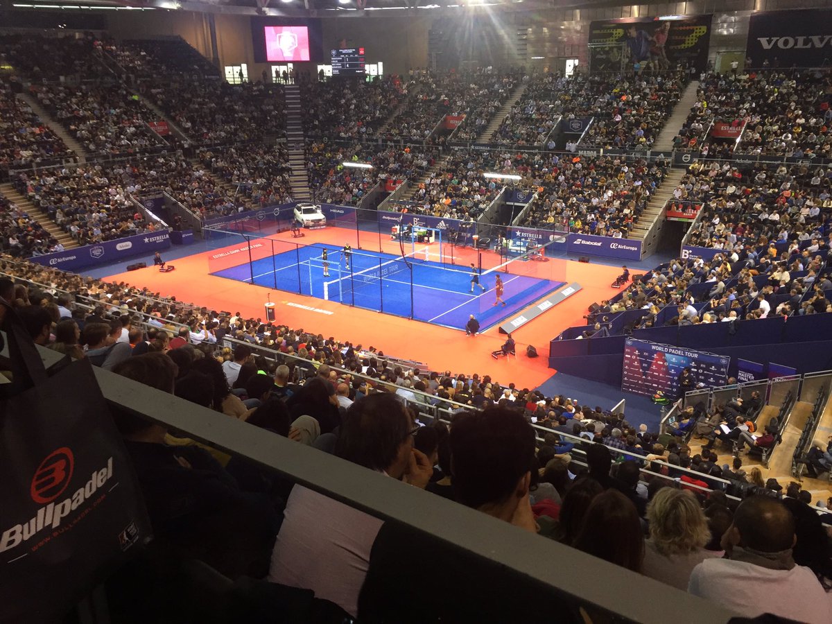 No debe ser fácil sacar para cerrar un set en el Master contra el puto amo del deporte? #buenespectaculo #padelprofesional #55primerset