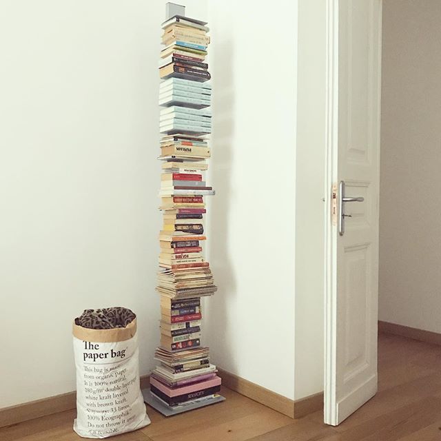 gynepraio on X: #libriniregalini16 Per chi ha una casa piccola e tanti  romanzi che non riesce a “salutare” come dice quella scemapazza di Marie  Kondo, la libreria Sapiens di Sintesi. 70 libri