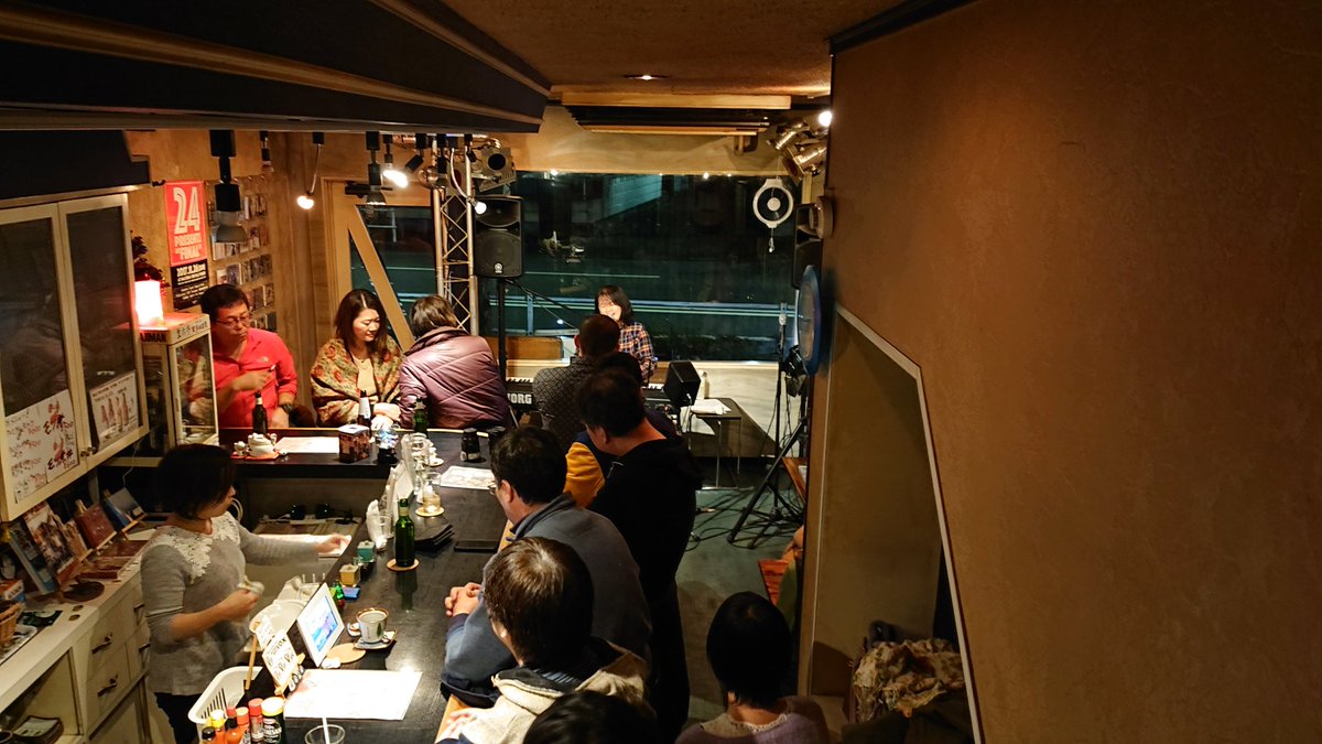 rai2's tweet image. 福生ベースボックスの投げ銭ライブ！

磯裕子さん

立ち見も出て、大盛況です。

#fussa #basebox #福生 #磯裕子
