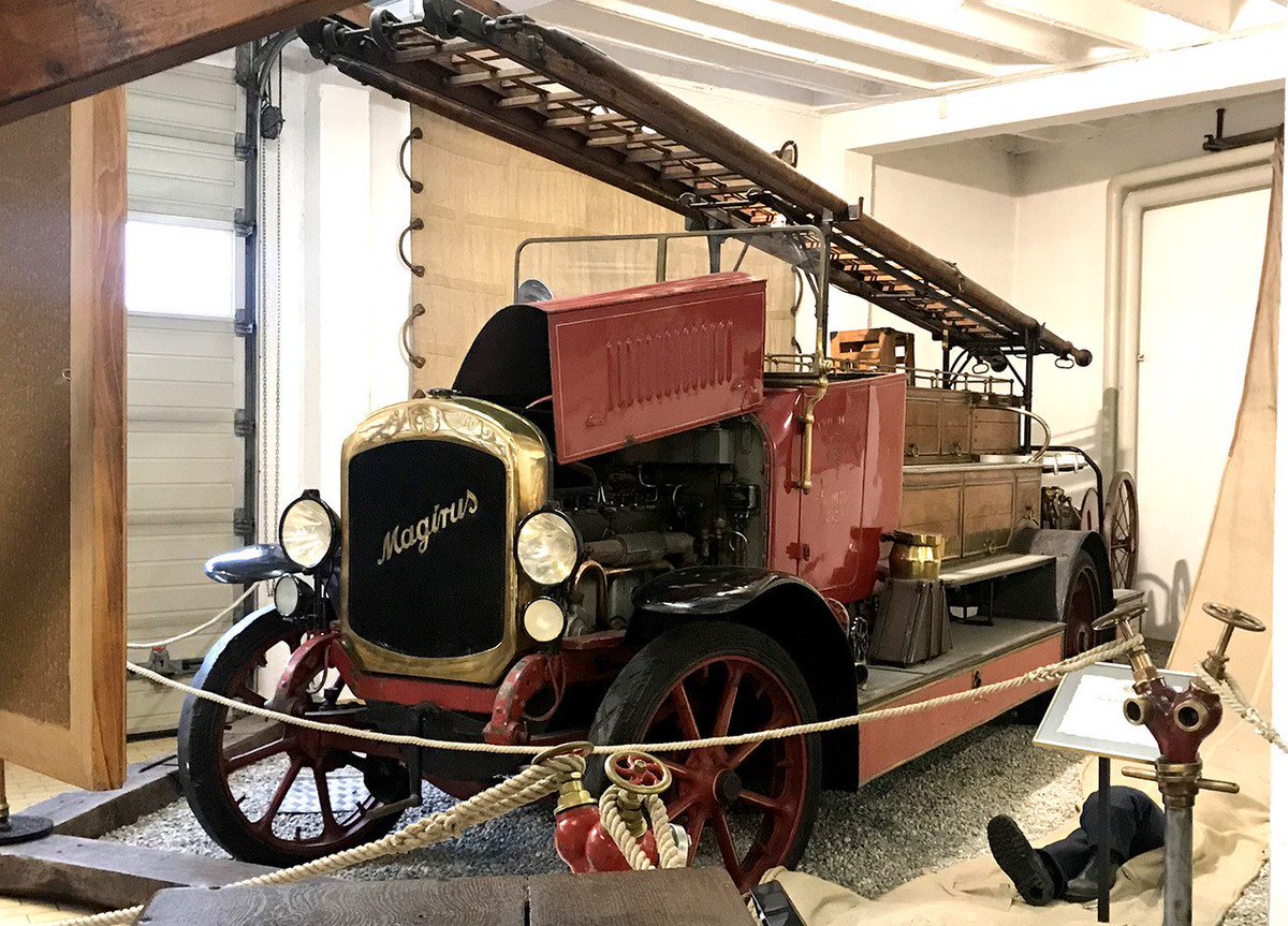 MyBigGeneva's tweet photo. #Dimanche Voici un lieu méconnu des Genevois mais qui pourtant fait le bonheur des petits comme des grands. Direction le Musée des sapeurs-pompiers de la Ville de #Genève : https://t.co/qbUK0WLMBv https://t.co/l0zZoaZGvY