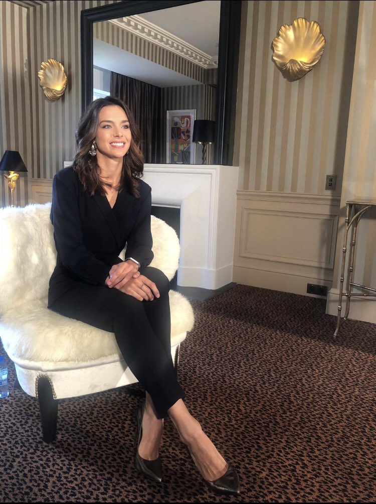 MarineLorphelin's tweet photo. Le reportage sur nos carrières après #MissFrance est rediffusé dans quelques minutes sur @TF1 !!! Qui l’a regardé hier ??? https://t.co/7exKjygyxA