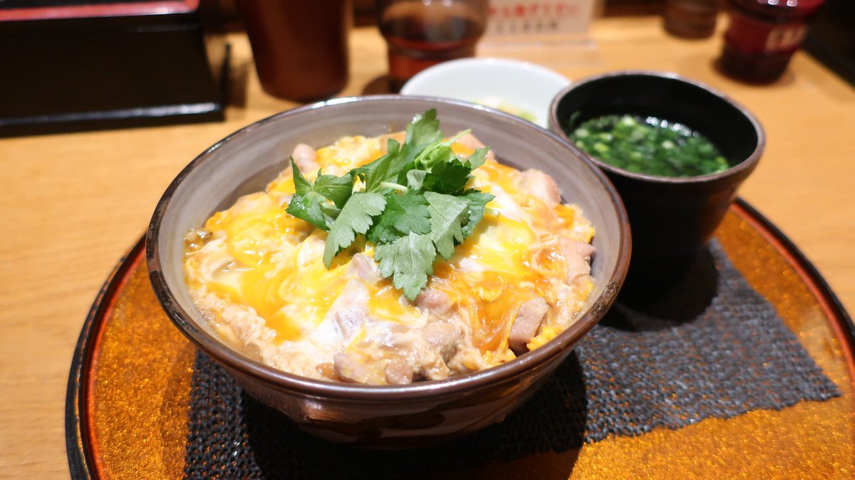 磯屋 角が暗いから提灯借りにきた 晩御飯は東京駅にある新橋鶏繁どんぶりっ子で 味噌親子丼でした 味噌味の親子丼 ここは新橋の老舗焼き鳥屋 さんが母体なので 鶏肉がおいしいです